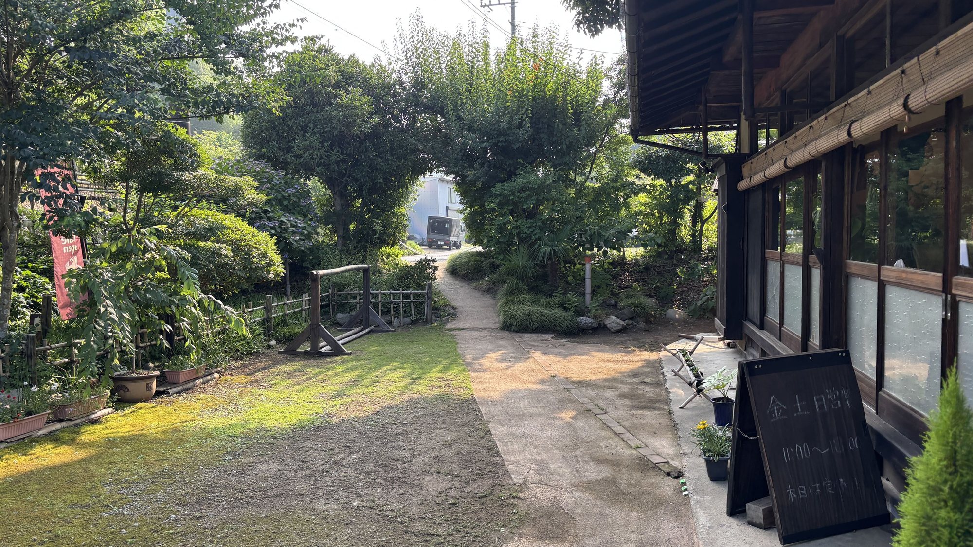 古民家カフェの庭から道路へ続く小道