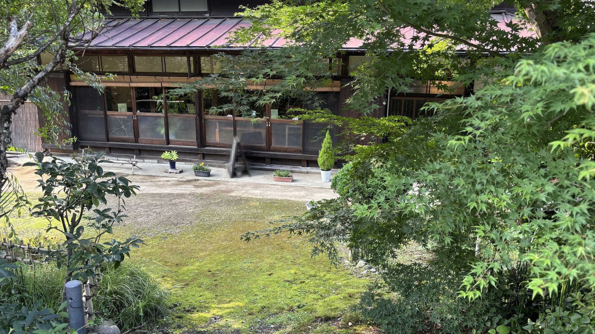 古民家カフェの庭越しに見た建物外観