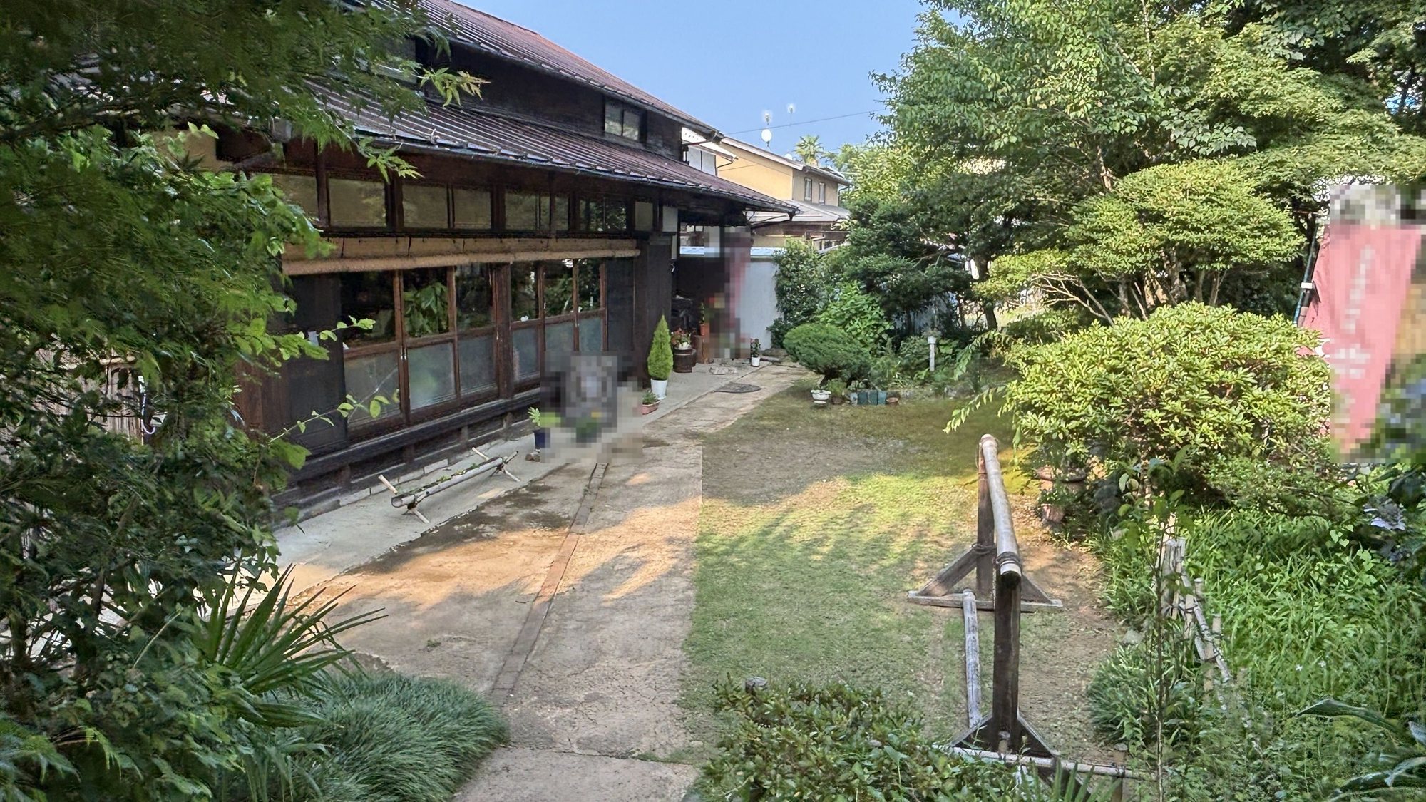 古民家カフェの緑に囲まれた建物と庭