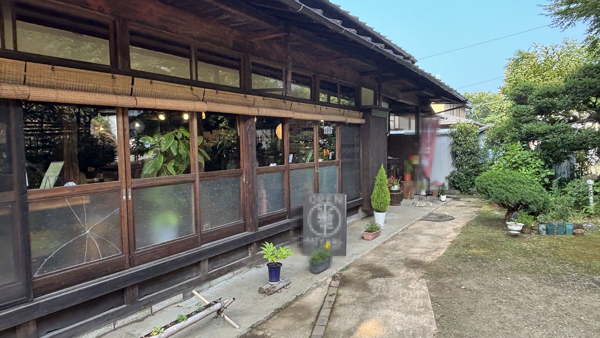 古民家カフェの木造建物の外観と庭
