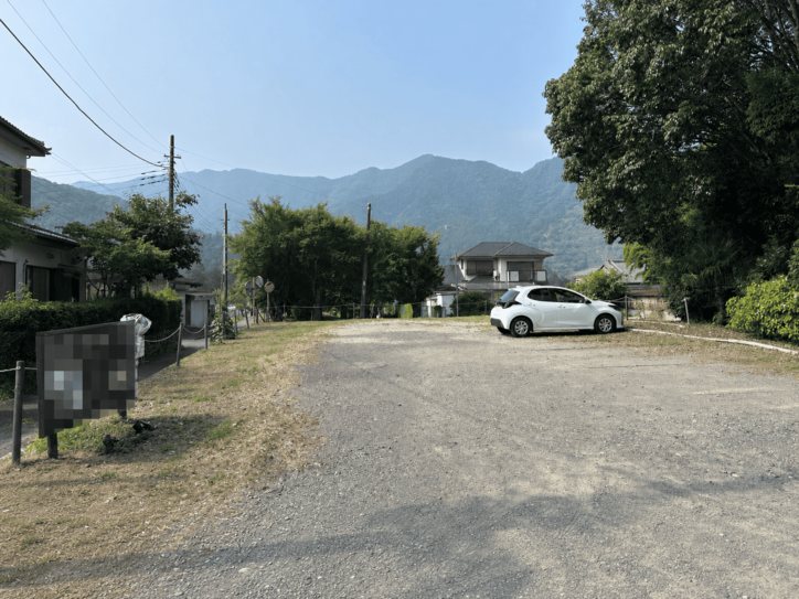 古民家カフェの砂利敷きの駐車スペース