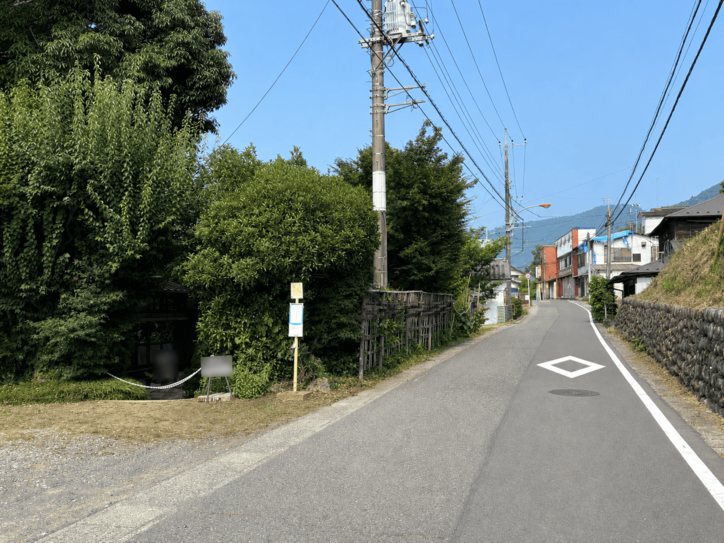 古民家カフェの前を通る道路と周辺風景