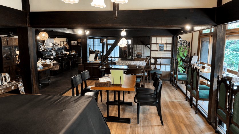 古民家カフェのテーブルと椅子が並ぶ店内
