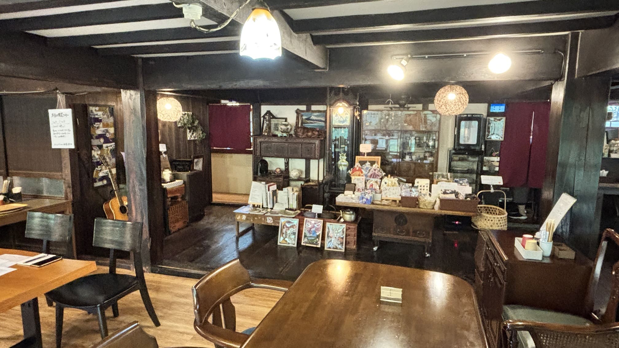 古民家カフェのカウンターと木製テーブル
