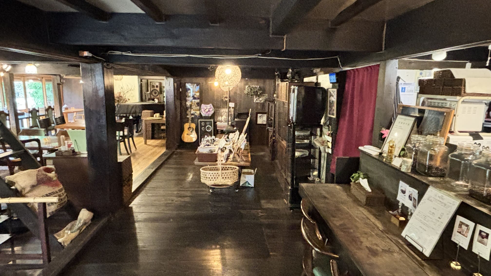 古民家カフェの木組みを生かした店内