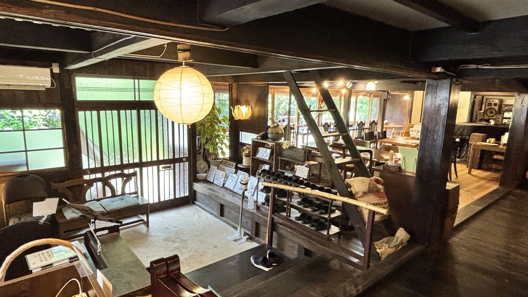 古民家カフェの柱と照明のある店内全景