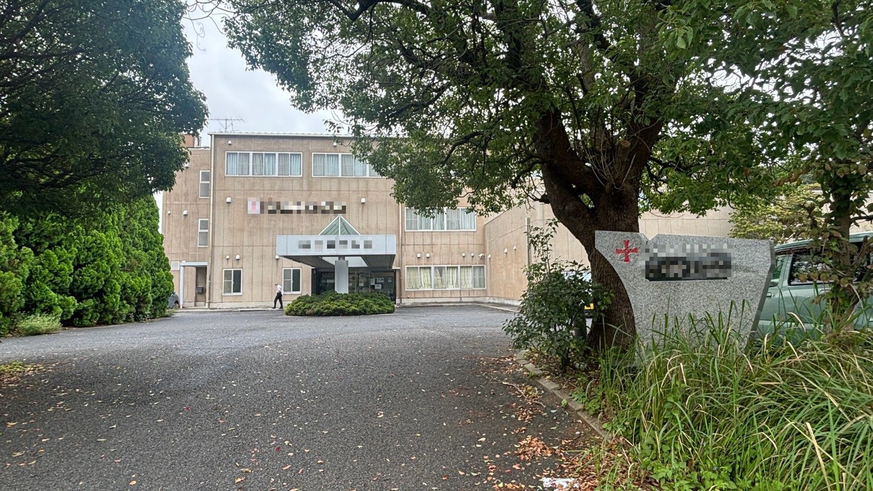 N病院の建物入口と外観