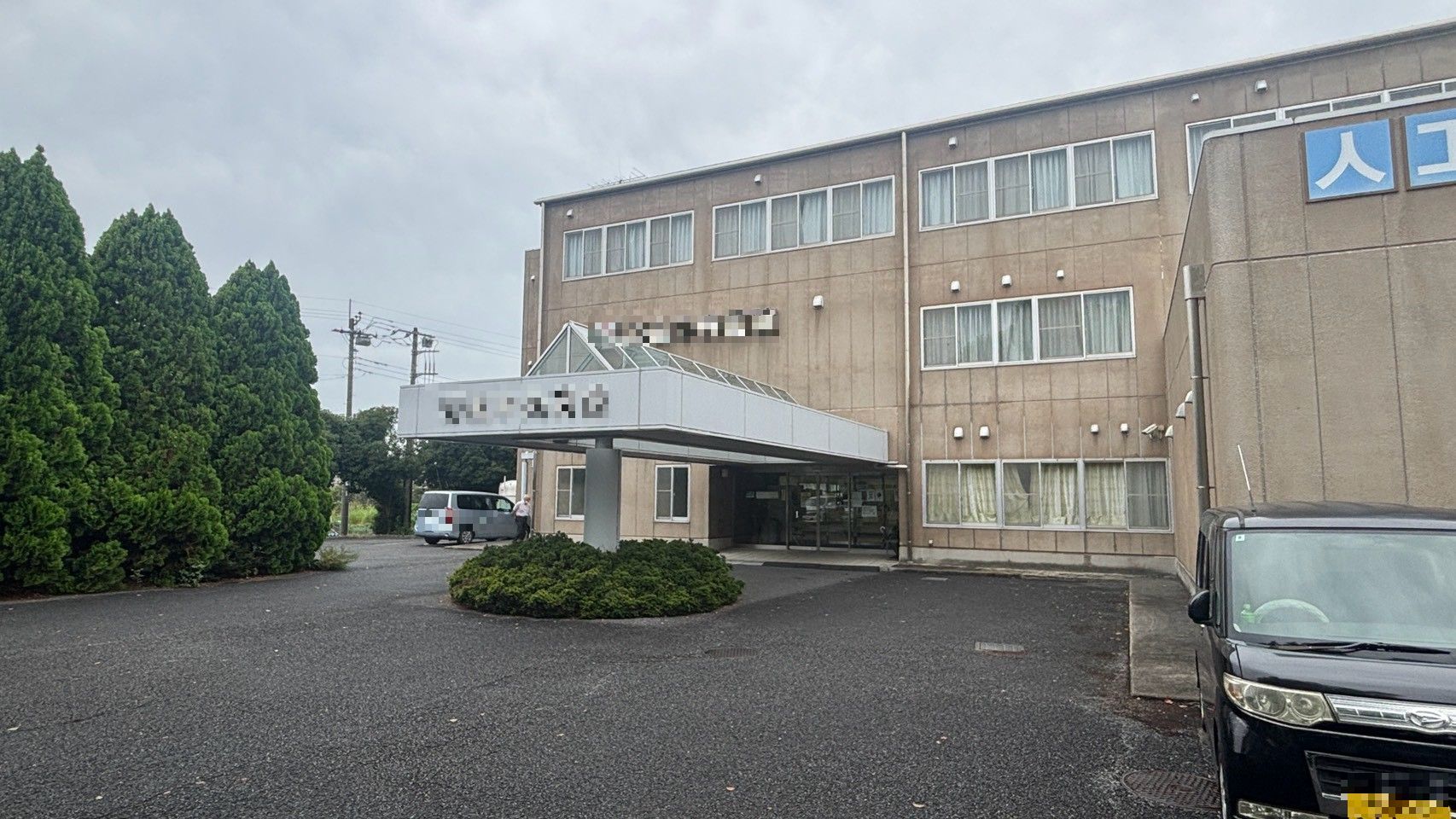N病院の正面玄関と建物外観