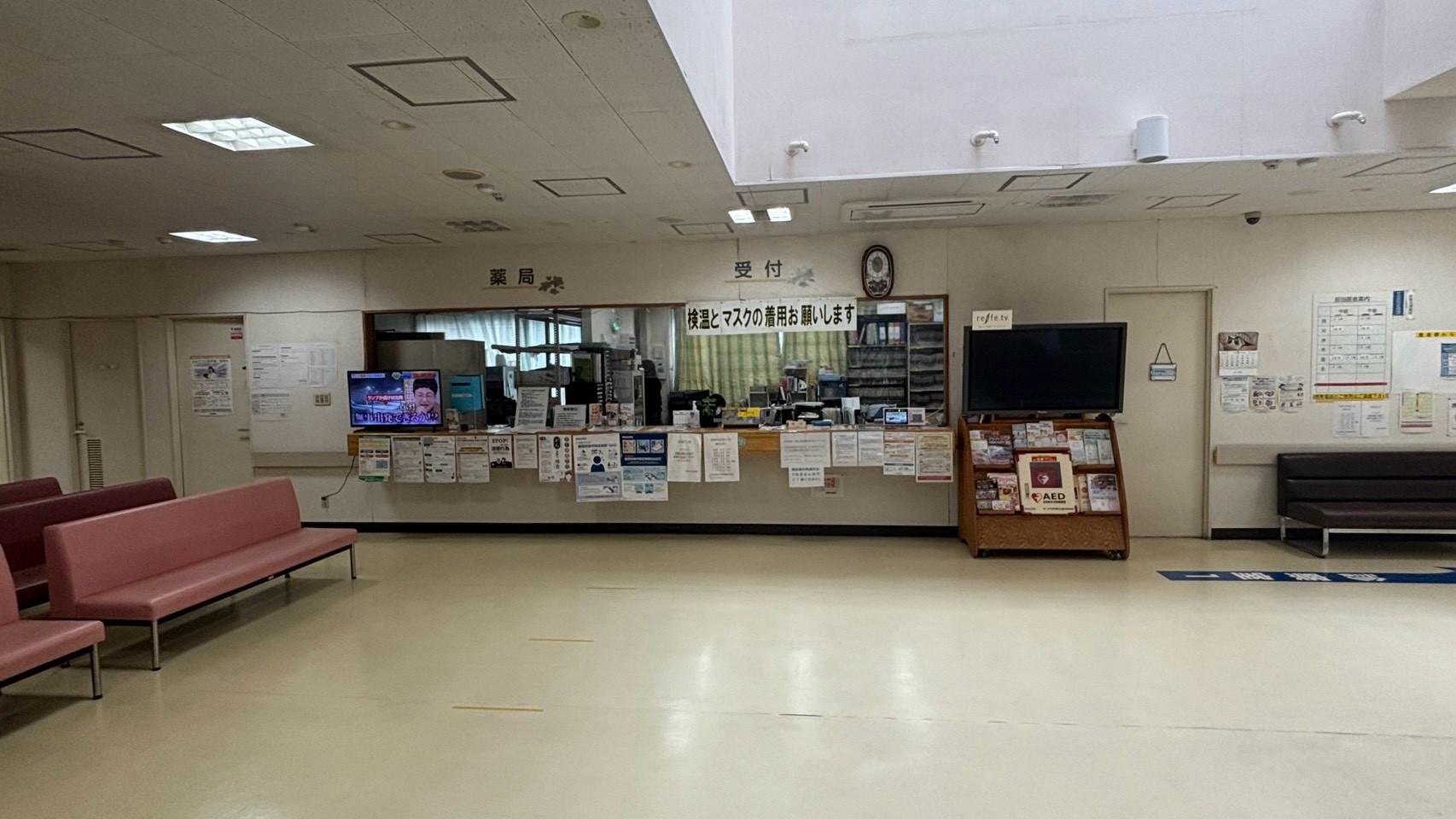 N病院の受付カウンターと待合スペース