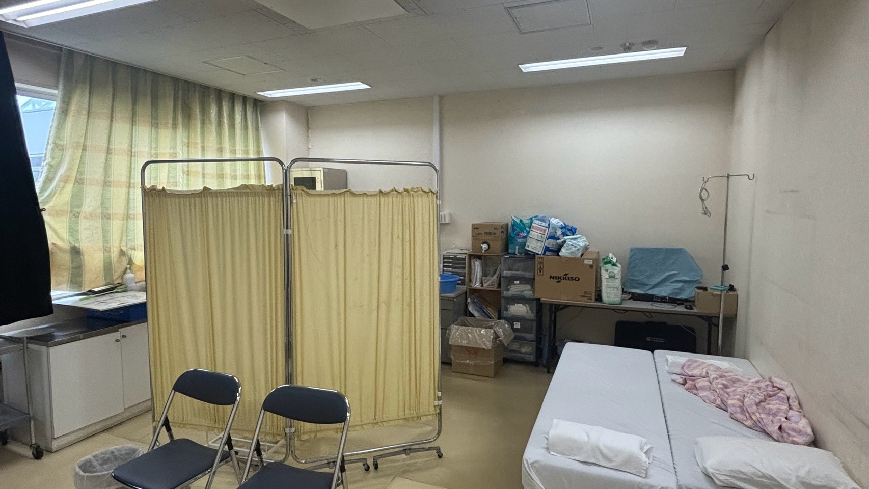 N病院のカーテンで仕切る診察スペース