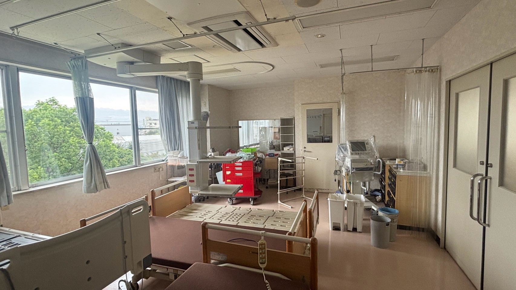 N病院の医療機器が並ぶ処置室