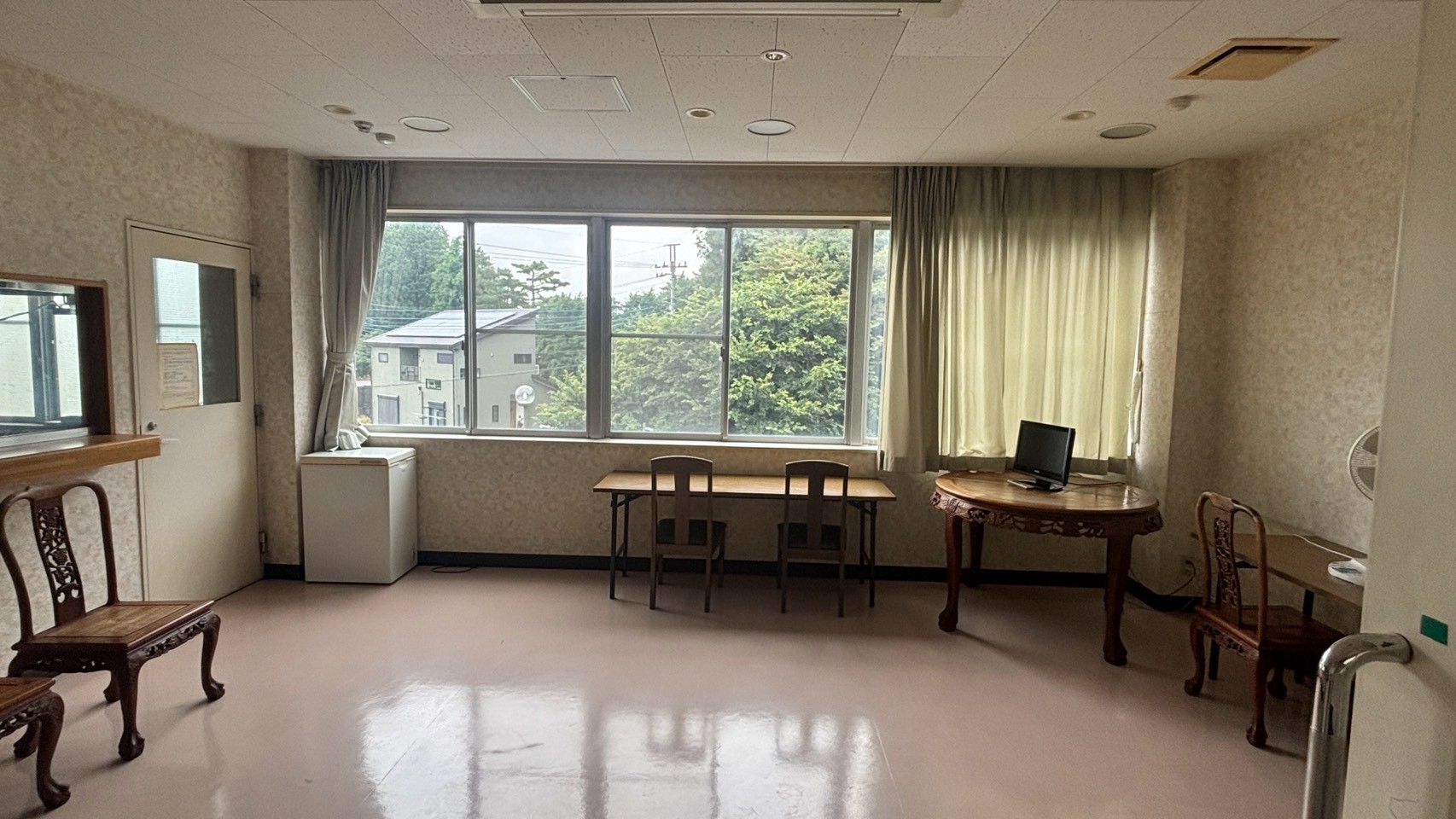 N病院の窓がある明るい共用室