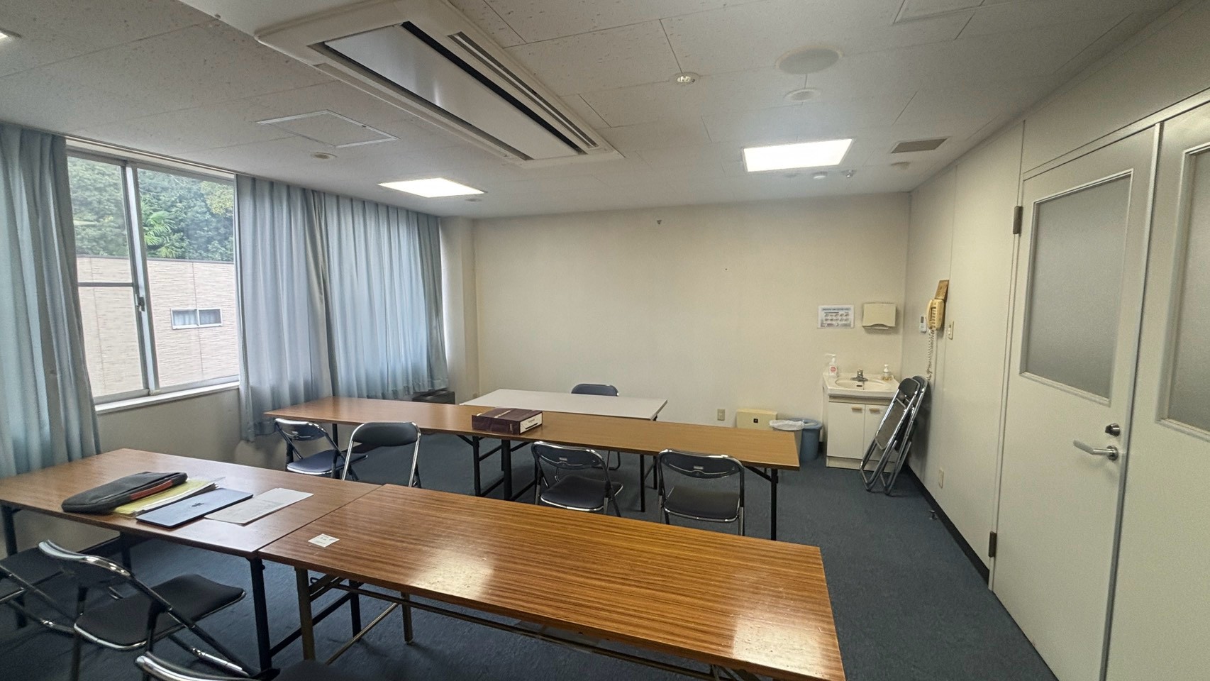 N病院の長机が並ぶ会議室