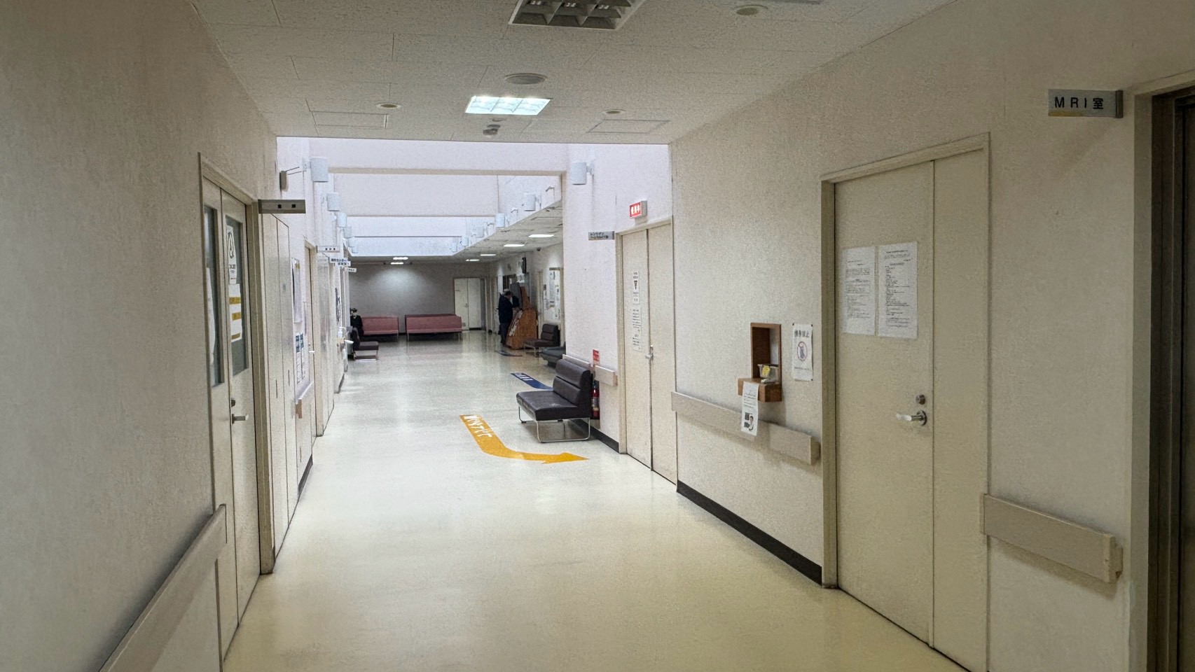 N病院の廊下と診察室の出入口