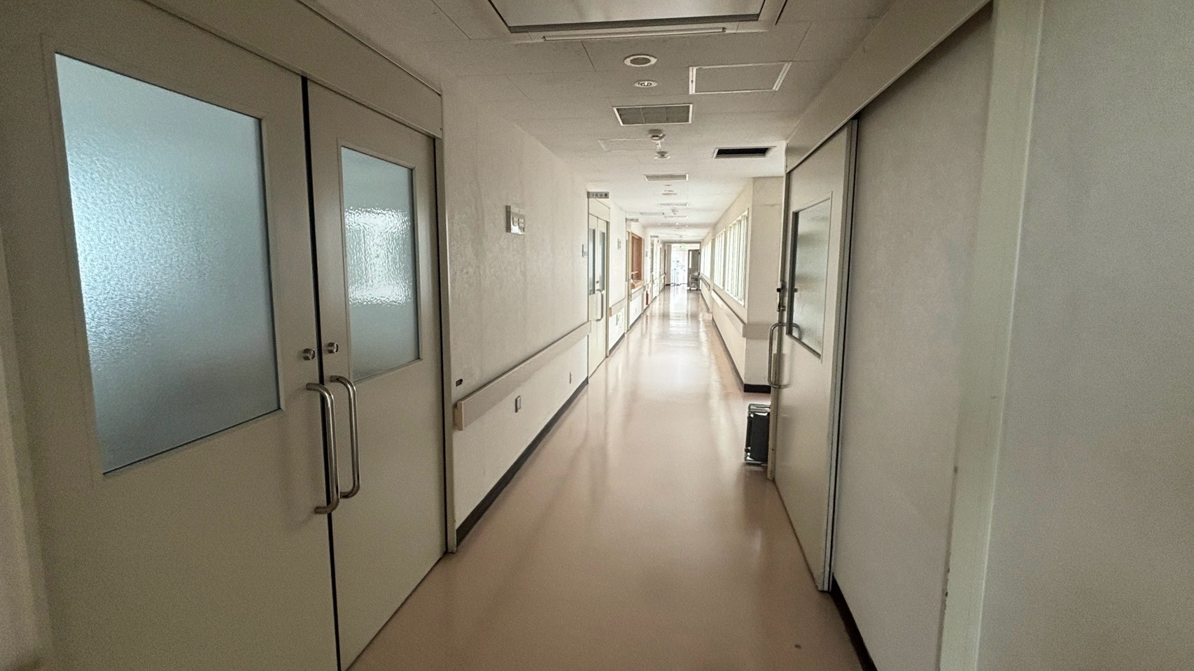 N病院の診療エリアの長い廊下
