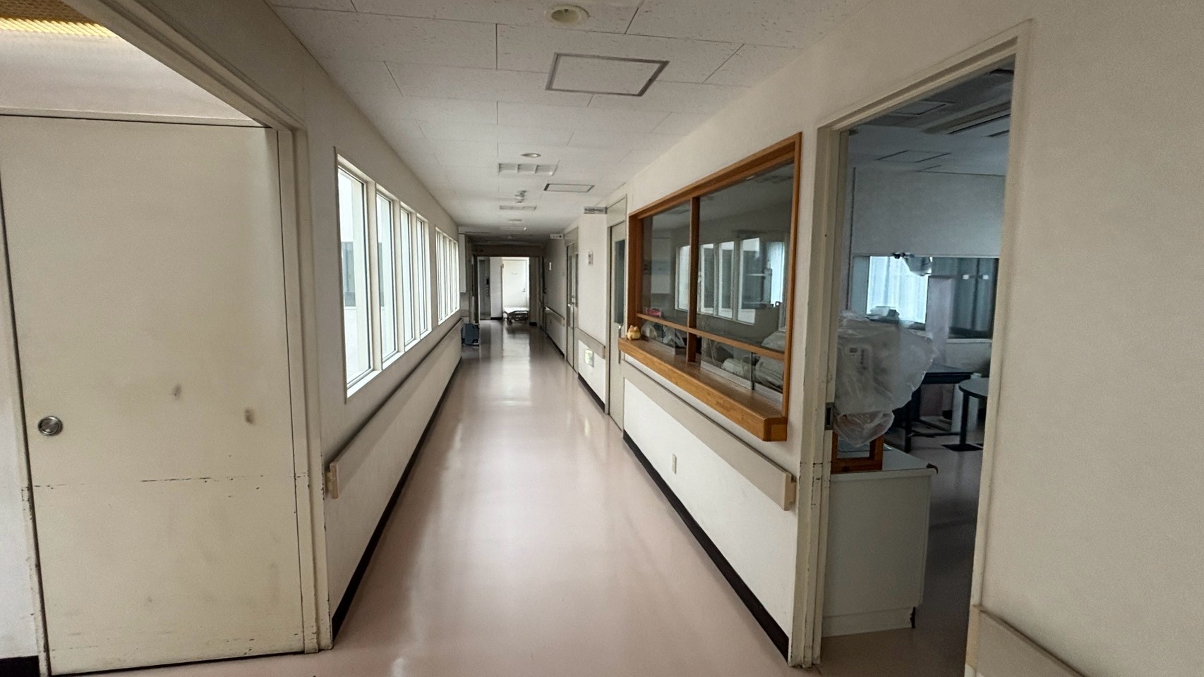 N病院の窓付き診察室に沿った廊下