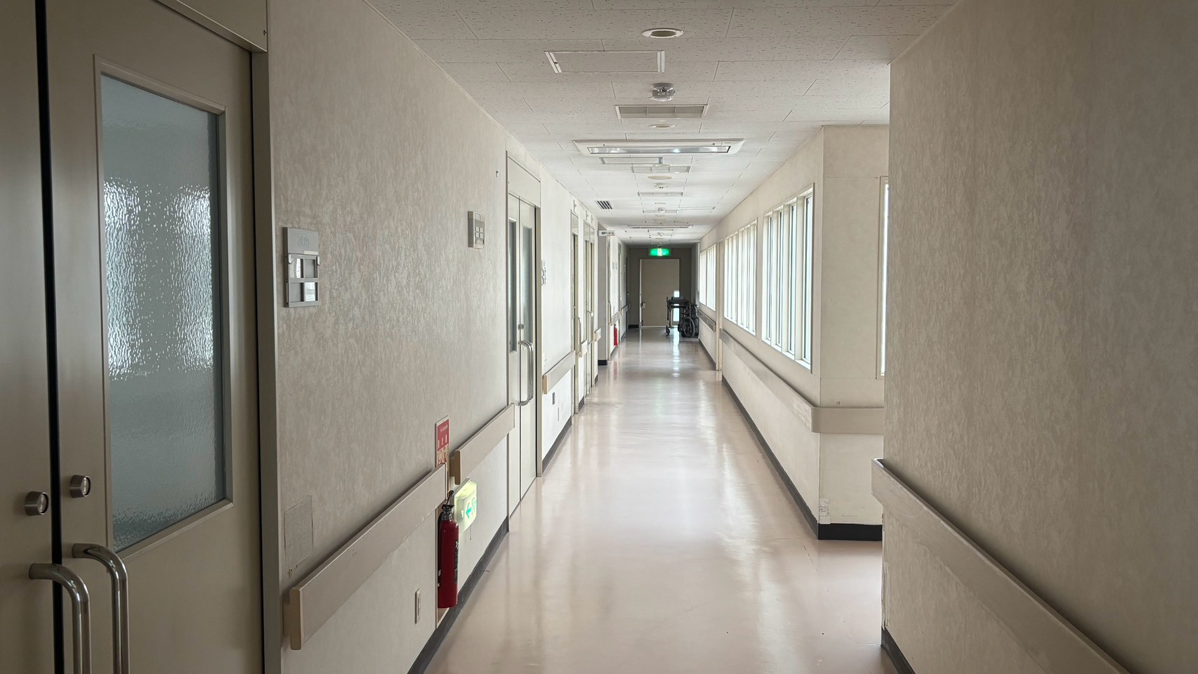 N病院の扉が並ぶ白い廊下